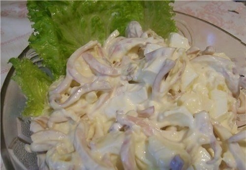 Очень вкусный салат из кальмаров с плавленым сыром.