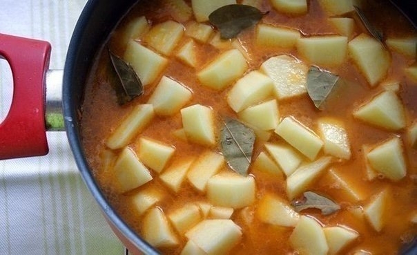 Картошечка, тушенная с мясом ).