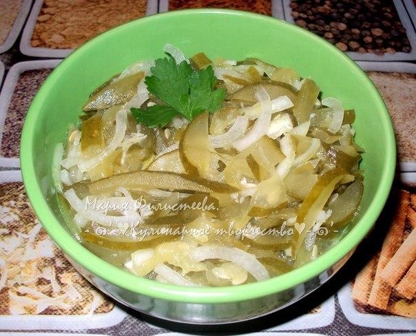 Солёные огурцы, особенно когда они эдакие "кабанчики" обретают новую жизнь в этом закусочном салате!