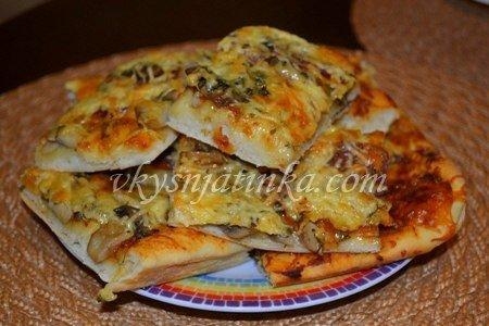 Пицца с колбасой и грибами
