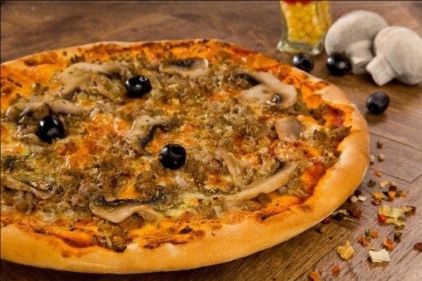 Пицца с куриным фаршем и шампиньонами Пицца с куриным фаршем и шампиньонами