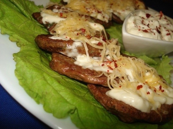 Блинчики печеночные с сыром и чесночным соусом