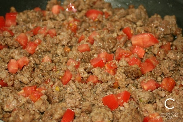 Каннеллоне с мясом и соусом бешамель.