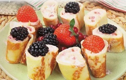 Блинные рулетики с ягодами