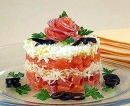 Праздничный салат с семгой и сыром