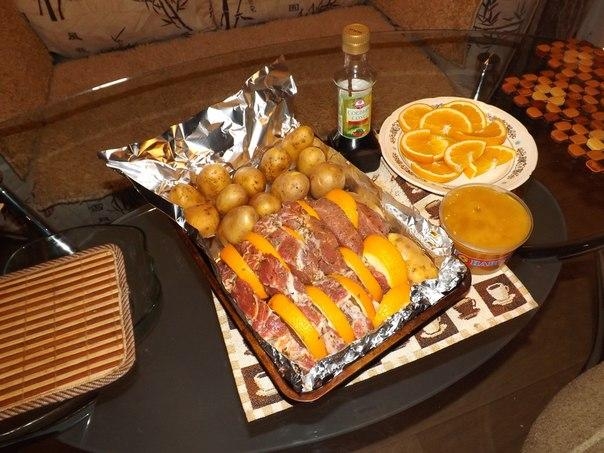 Медовая свинина, запеченная с апельсинами и картофелем - отличный рецепт к праздничному столу!