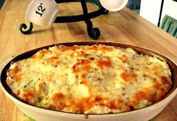 Запеченный картофель под сырным соусом.