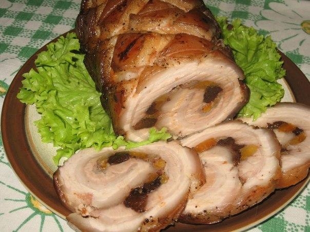 печенный рулет с сухофруктами и орехами. Красивый в разрезе и очень вкусный.