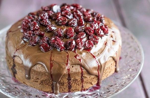 Шоколадный пирог с вишней.