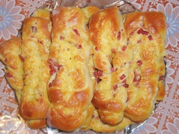 Булочки с полукопчёной колбаской и сыром. Булочки с полукопчёной колбаской и сыром.
