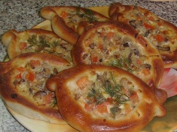 Пирожки-лодочки с сырно-грибной начинкой!;)