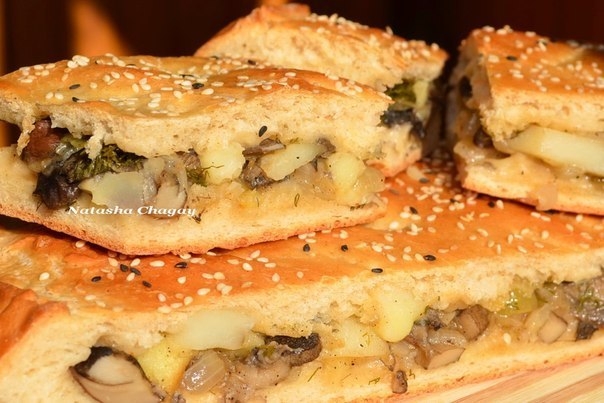 Пирог с картошкой, грибами и луком.