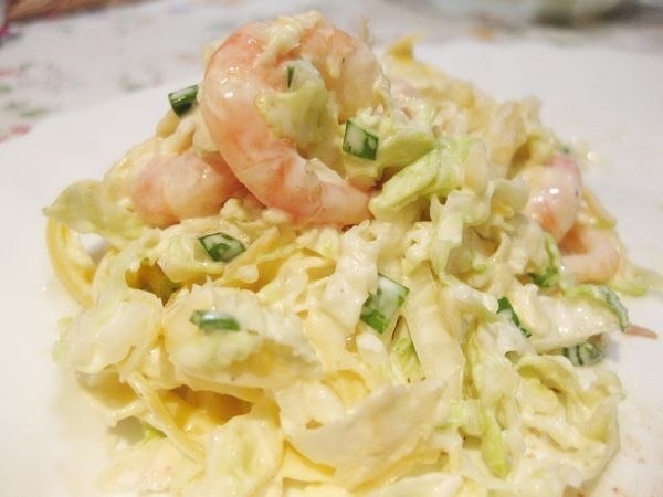 Салат из пекинской капусты с креветками и сыром. Салат из пекинской капусты с креветками и сыром.