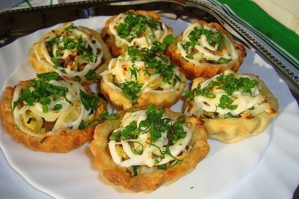 Тарталетки с начинкой из сыра и соленых грибов.