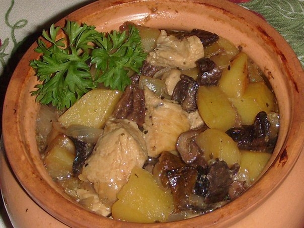 Курица с сухими грибочками и картошкой!