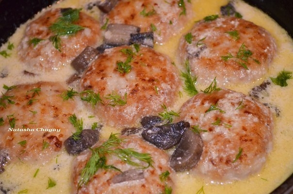 Мясные тефтели в сметанно - грибном соусе