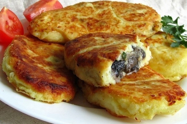 Картофельные пирожки с начинкой из грибов
