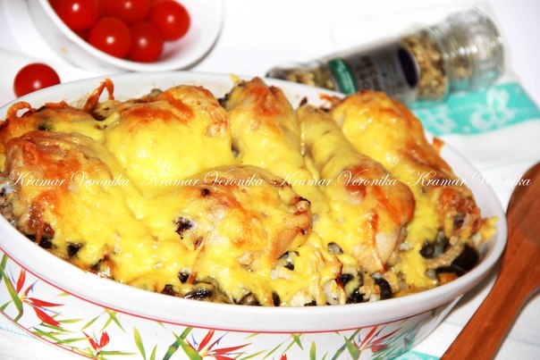 Куриные голени запечённые под сыром с картофелем и грибами Куриные голени запечённые под сыром с картофелем и грибами