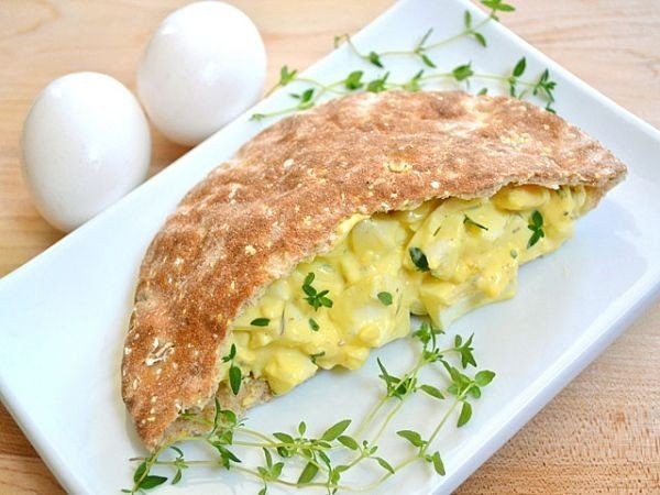 Яичный слат с лимонным соком и тимьяном
