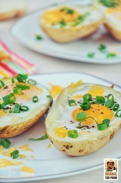 Яйцо с сыром запеченные в картофеле.