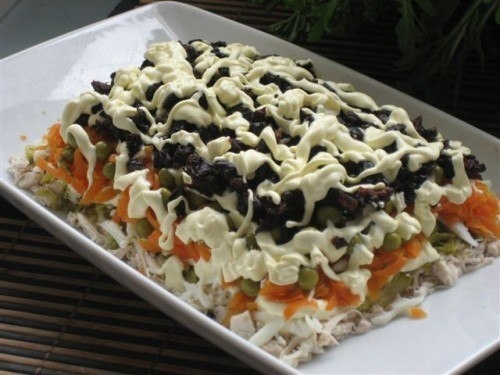 Салат с копченой курицей, черносливом и зеленым горошком