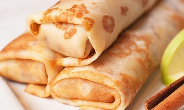 Блины с яблоком, корицей и сметанным кремом