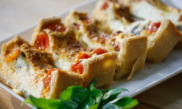 Итальянский пирог с моцареллой и томатами