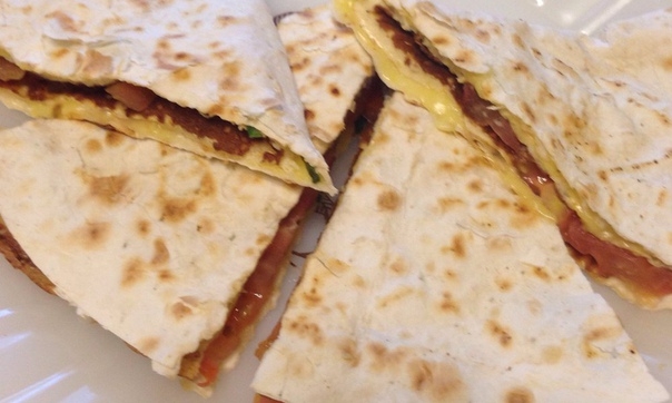 Яичные лепешки в лаваше с сыром и томатами