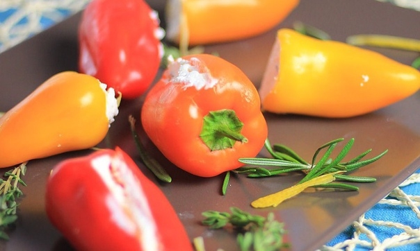 Закусочные перчики с начинкой из сыра и зелени