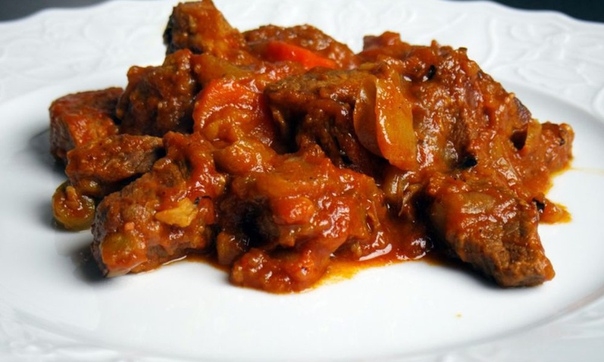 Гуляш из свинины с морковью и луком