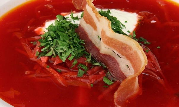 Борщ с мясными копченостями, сметаной и чипсами из бекона Борщ с мясными копченостями, сметаной и чипсами из бекона