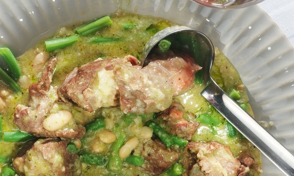 Ягненок с бобами и зеленой фасолью