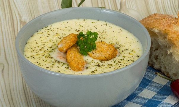 Куриный суп с плавлеными сырками и чесночными сухариками