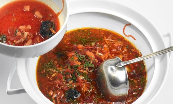 Борщ с черносливом, фасолью и копченой грудинкой Борщ с черносливом, фасолью и копченой грудинкой