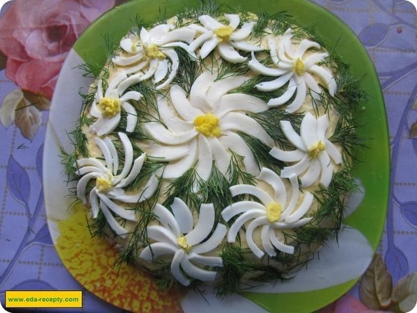 Мужской мясной салат "Ромашка с сыром и яйцом"