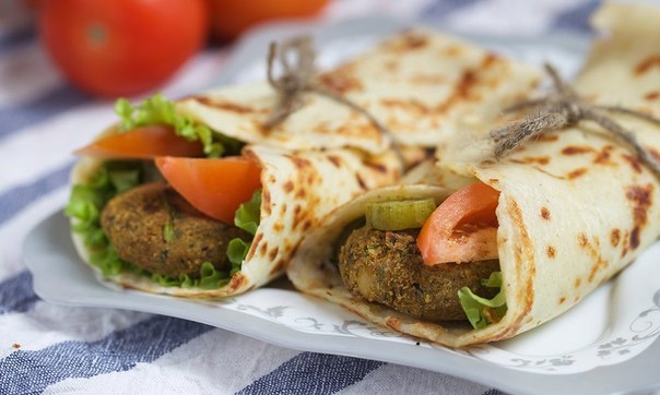 ПИТА С ПАСТРАМИ ИЗ КУРИЦЫ ПИТА С ПАСТРАМИ ИЗ КУРИЦЫ