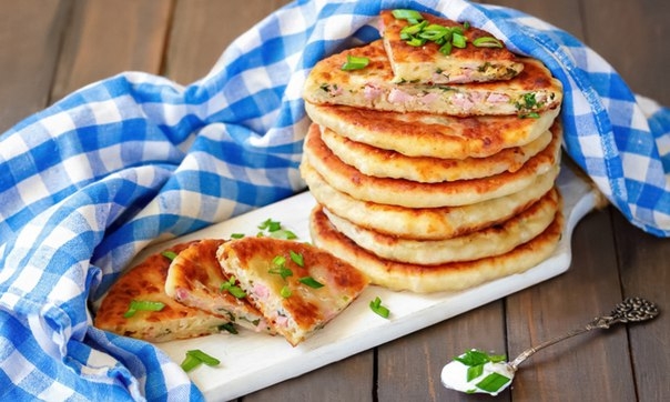 Лепёшки с ветчиной и сыром на сковороде