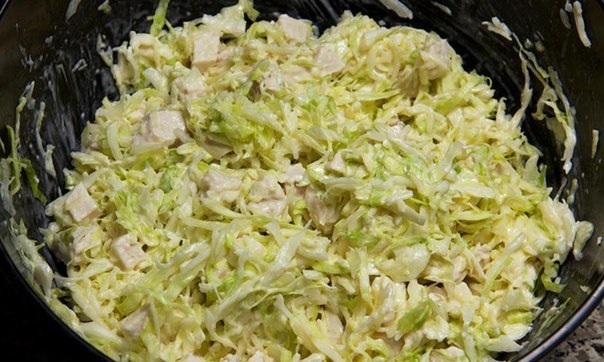 Салат из капусты с грушей и курицей
