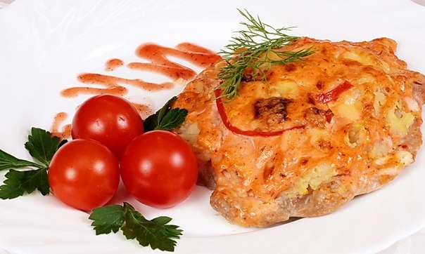 Свинина под овощами с сыром