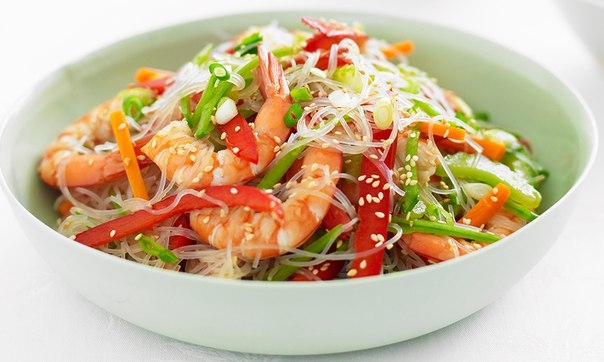 Салат с фунчозой и морепродуктами