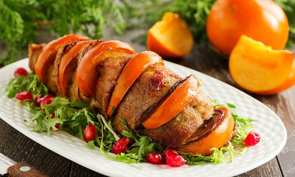 Мясо с хурмой и яблоками