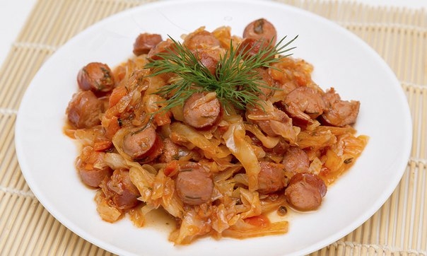 Капуста тушёная с сосиками Капуста тушёная с сосиками