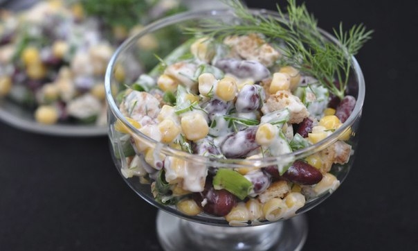 Салат с фасолью, кукурузой и сухариками Салат с фасолью, кукурузой и сухариками