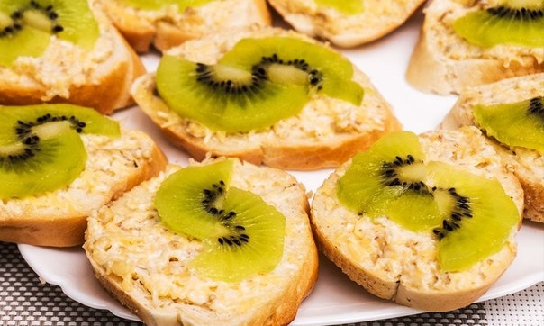 Бутерброды с сыром и киви Бутерброды с сыром и киви
