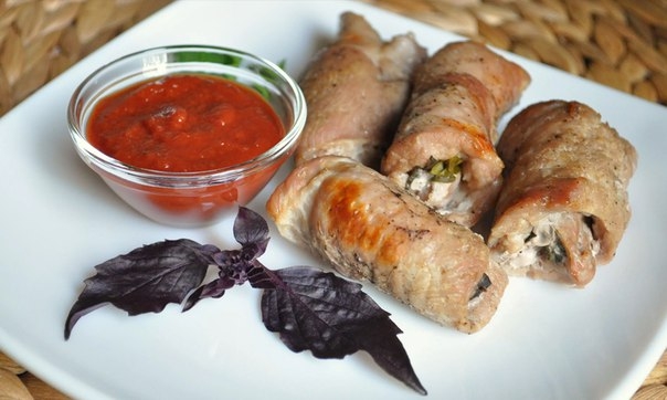 Мясные рулетики из свинины с начинкой из омлета