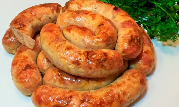 Домашняя колбаса из курицы получается неимоверно вкусной и сочной. Она ничем не уступает магазинной 