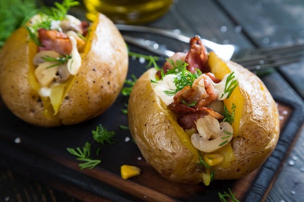 Запеченный картофель с грибами и беконом