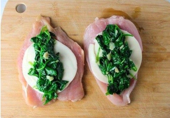 Куриная грудка с моцареллой и шпинатом Куриная грудка с моцареллой и шпинатом