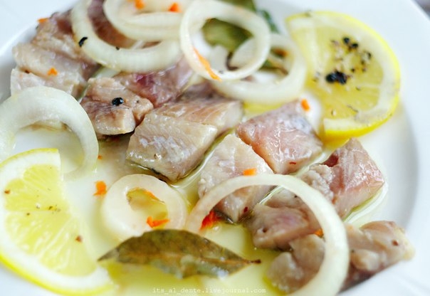 Селёдка с лимоном, луком и черным перцем Селёдка с лимоном, луком и черным перцем