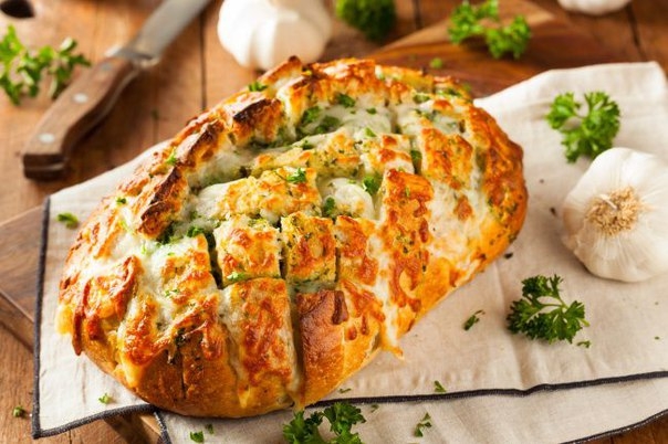 Хлеб, запеченный с сыром и чесноком